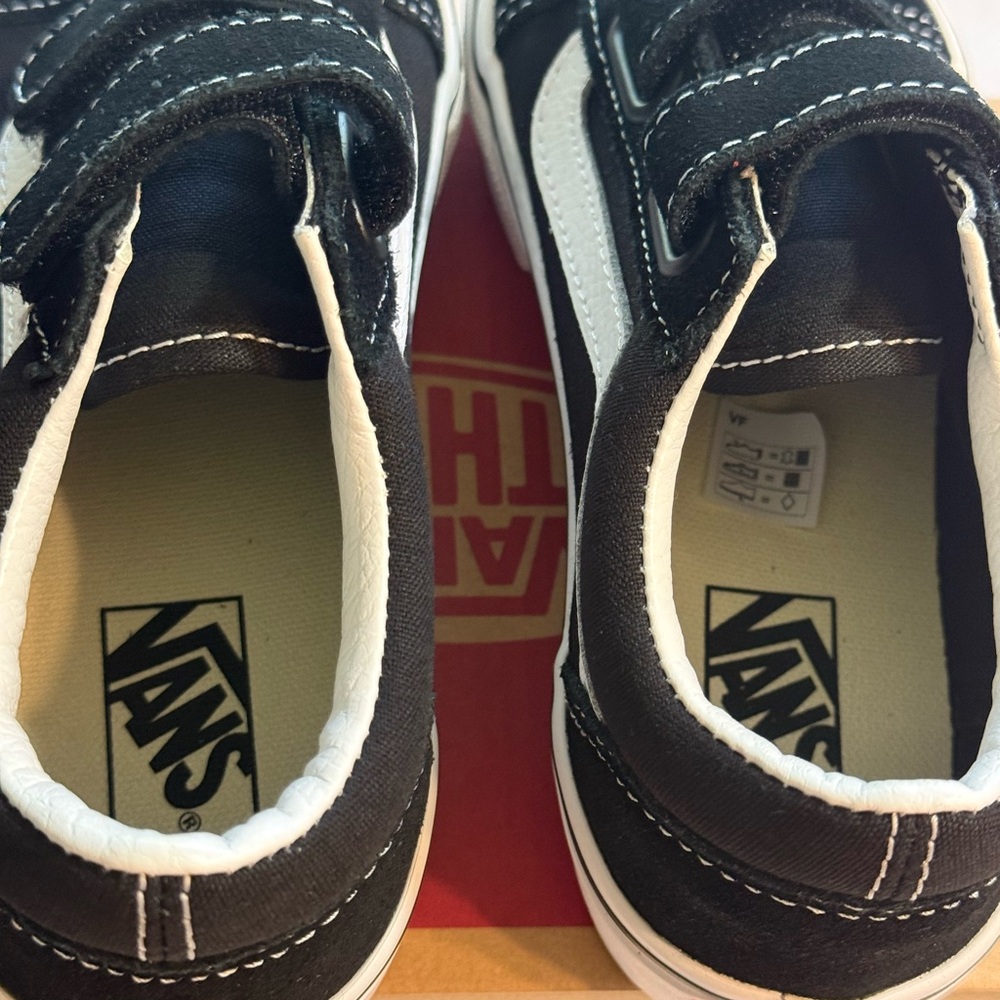 New Little Kids Old Skool V Shoe. Black & White. Size 2. - Picture 7 of 15